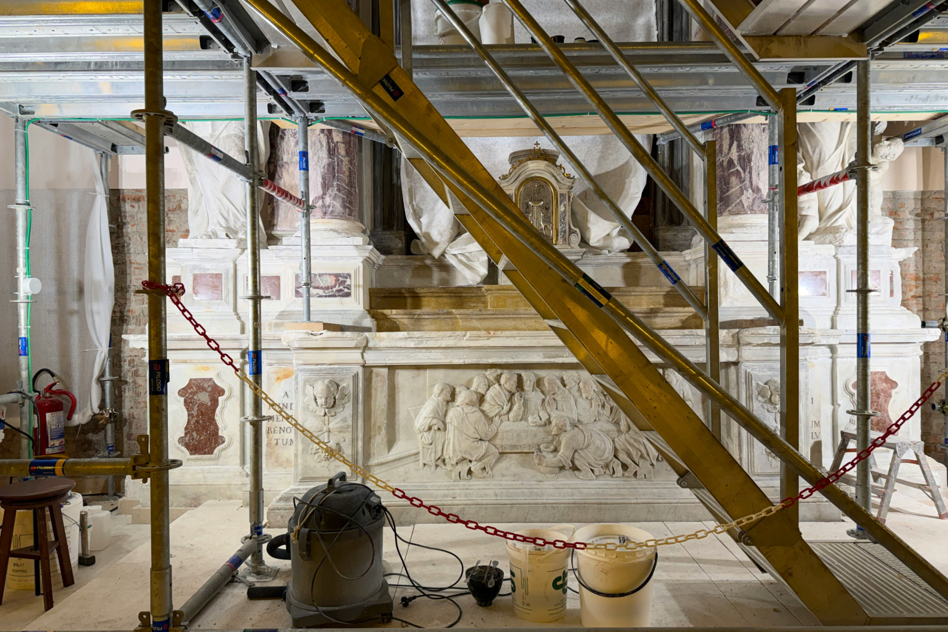 Scaffolding in front of an altar and tabernacle in Santa Maria Ausiliatrice